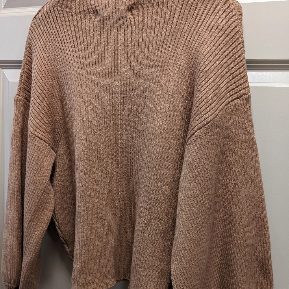 Moodie mock neck balloon sleeve sweater- size large